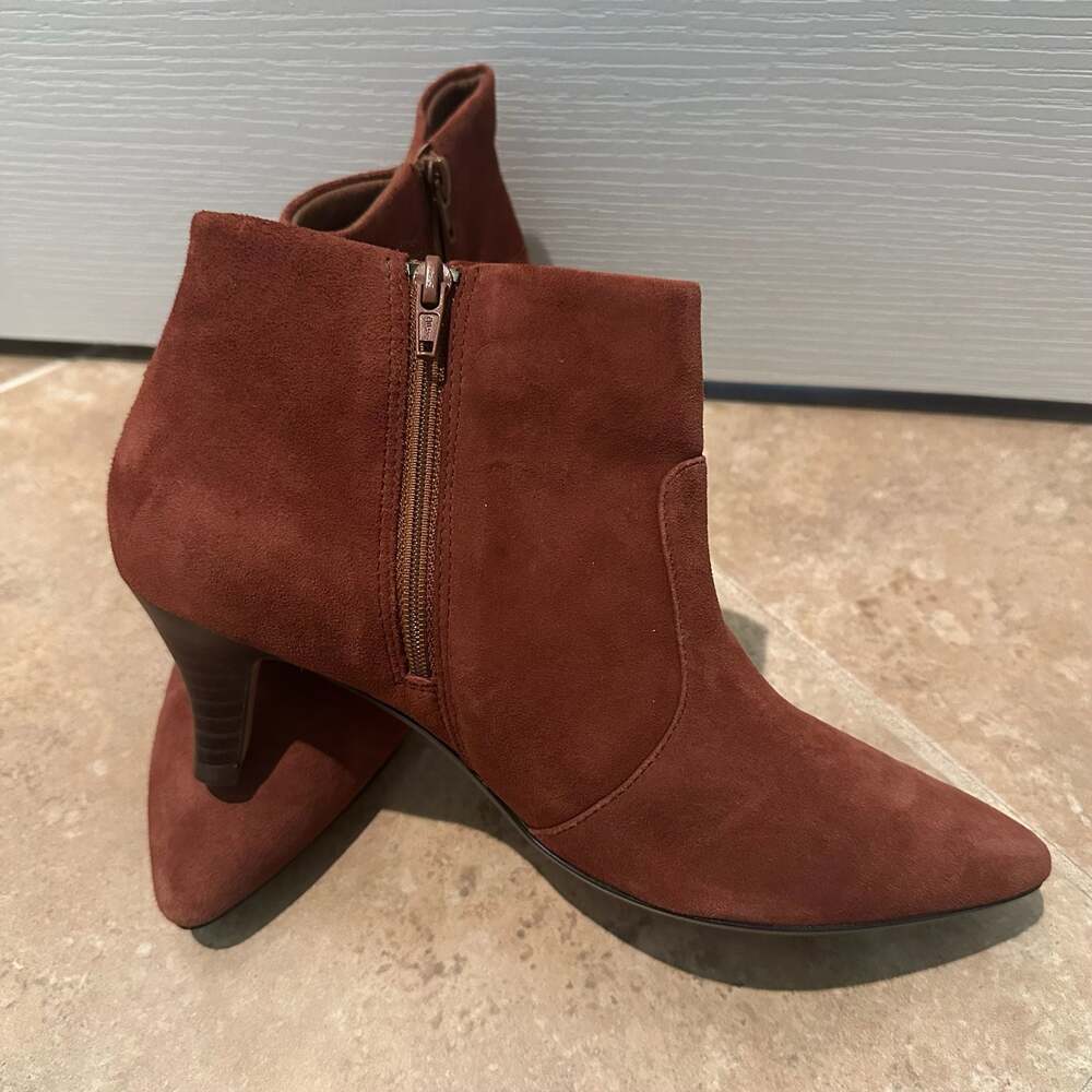 Clarks Collection Unvale Judith Suede Ankle Boots Women's Size 10